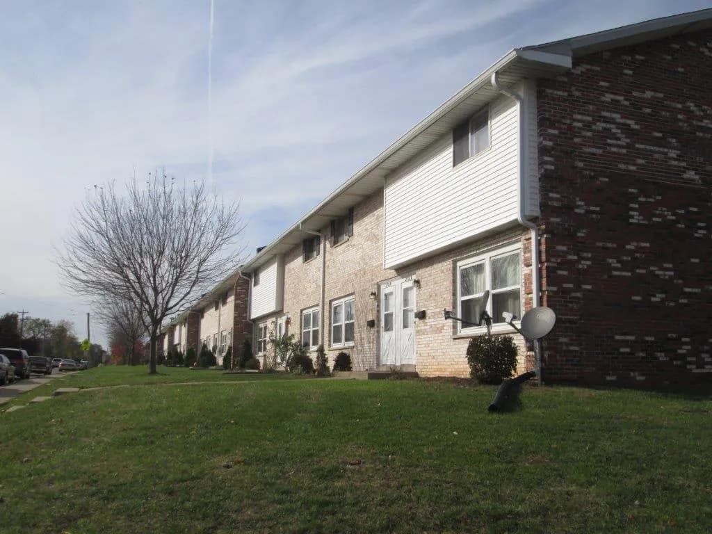 Rockford apartments for rent - Property image - HALSTED PARK APARTMENTS AND TOWNHOMES - 2